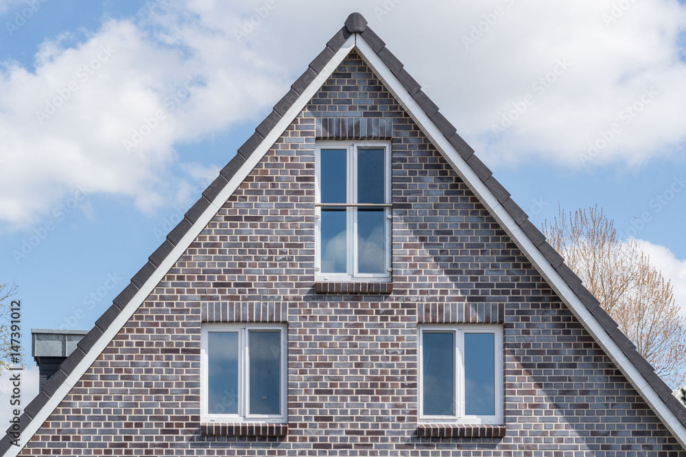 Giebel eines Hauses mit Fenstern