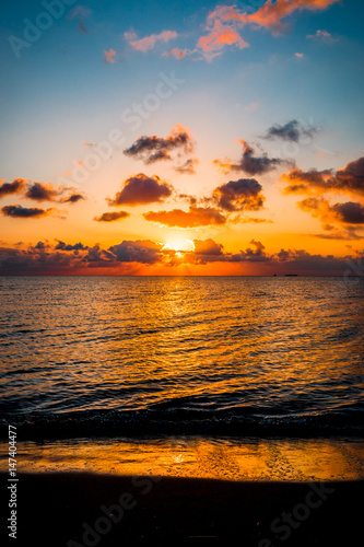 Couch   de soleil sur la mer m  diterran  e