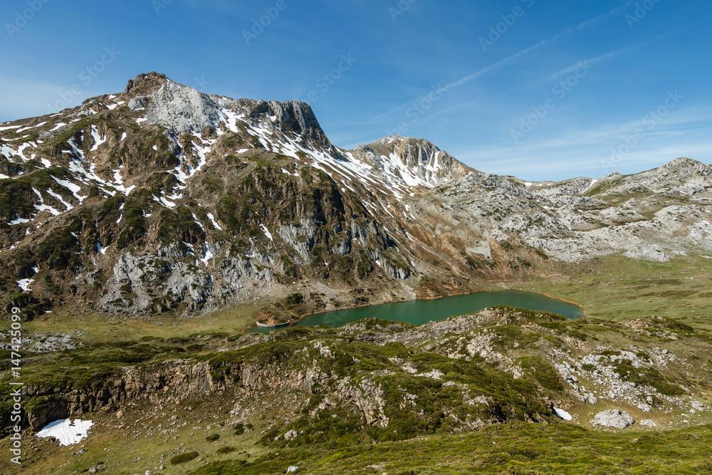 Lago Cerveriz y Picos Albos. Lagos de Saliencia, Parque Natural de Somiedo, Asturias.