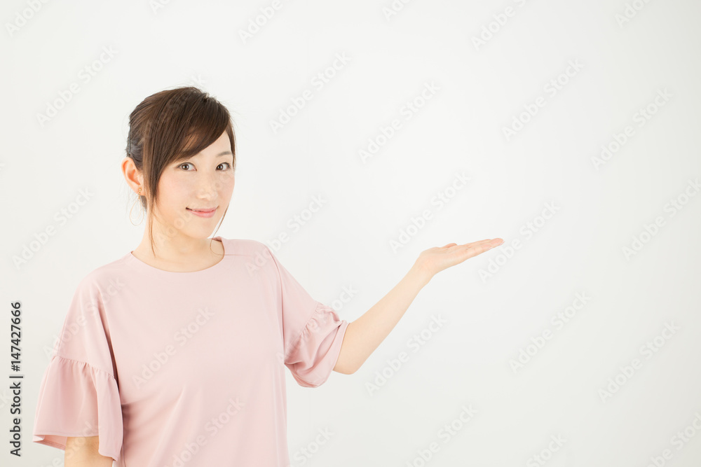 案内する女性
案内する女性