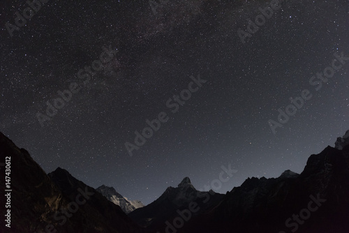 Sternenhimmel über der Ama Dablam in Nepal - zu sehen ist links außerdem der Lhotse