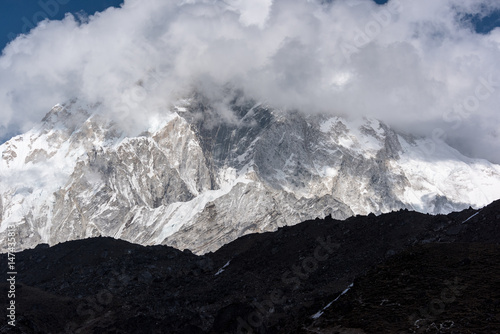 Berge in Nepal in den Wolken