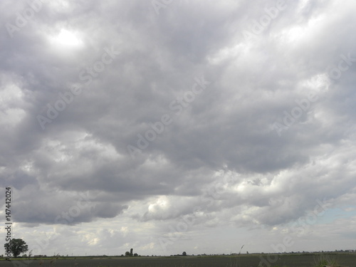 paesaggio di campagna con nuvole photo