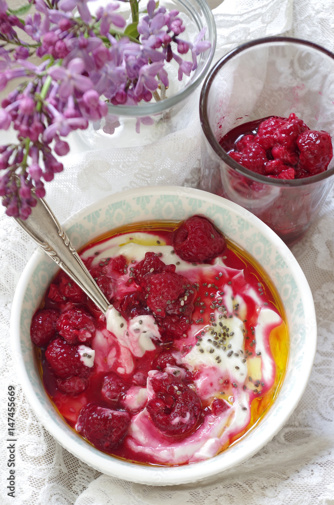 Quarkspeise mit Himbeeren, Chiasamen und Leinöl (Low Carb Diät) Quarkspeise mit Himbeeren, Chiasamen und Leinöl (Low Carb Diät)