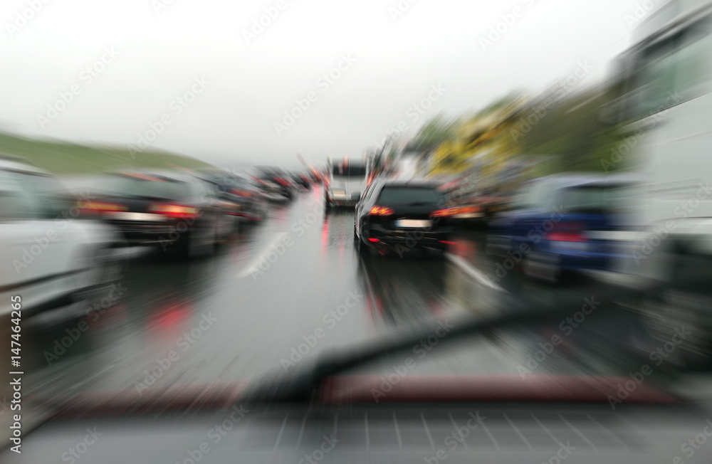 Blick Von Der Innenseite Des Fahrfahrzeugs Auf Der Autobahn Zum  Seitenspiegel Bei Regen Stock Video - Video von landschaft, horizontal:  259926101