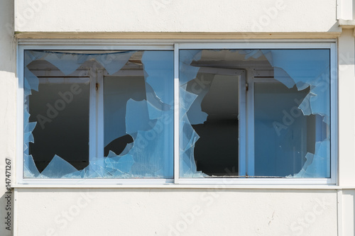 fenêtre cassé bris vitre verre brisé squat entrée cambriolage effraction délabré remplacer photo