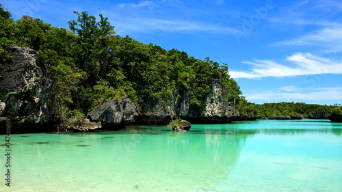 traumhafte, naturbelassene Badebucht mit türkisem Meer auf den Molukken-Inseln © globetrotter1