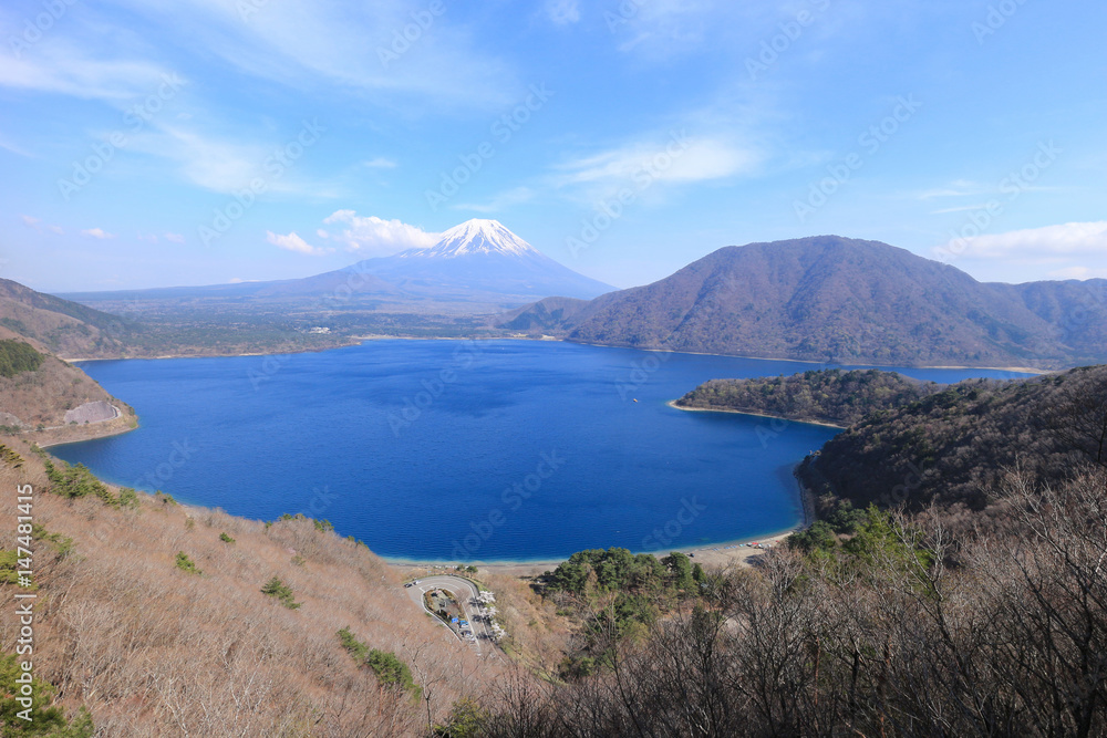 中ノ倉峠から見た本栖湖と富士山