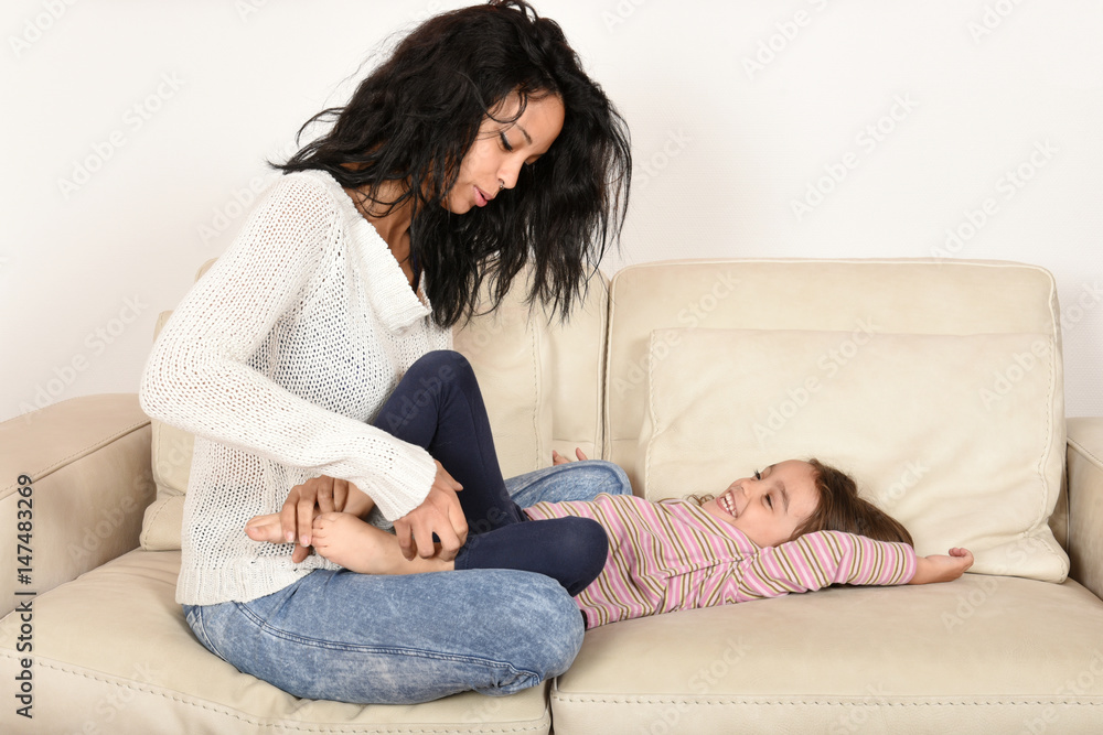 Obraz premium jeune mère jouant avec sa fille