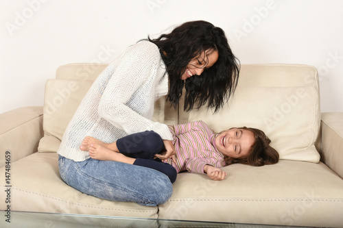 jeune mère jouant avec sa fille