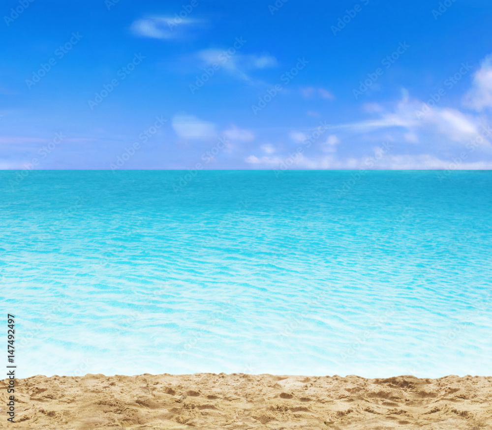 Fondo de una playa virgen y cielo azul.paisaje de una playa. Stock ...