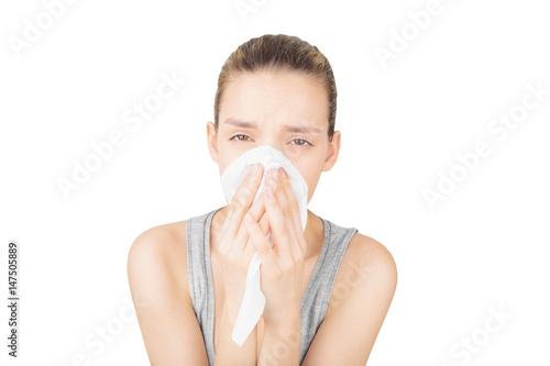 Donna si soffia il naso, allergia, raffreddore 