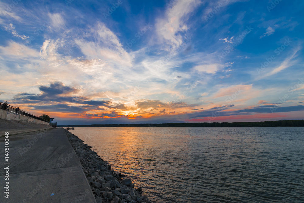 Obraz premium Amazing sunset over the Danube