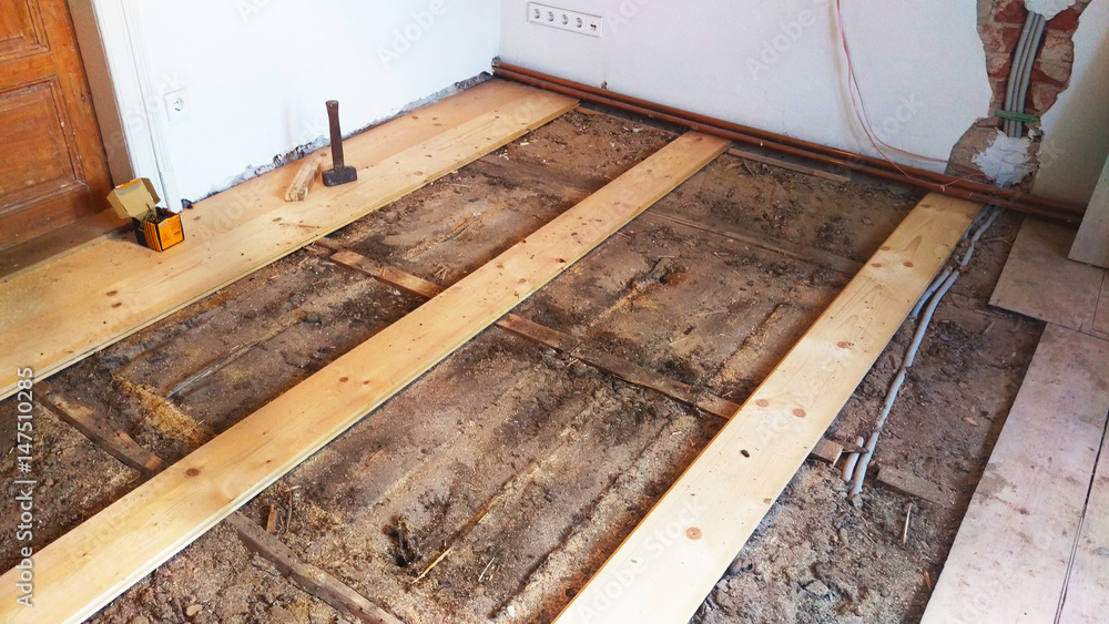Sanierung Und Restauration Verlegen Von Holzdielen Auf Eine Alte sanierung-und-restauration-verlegen-von-holzdielen-auf-eine-alte