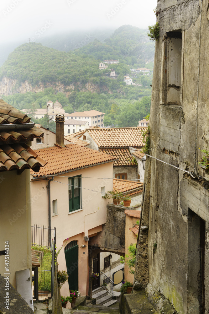 Fototapeta premium Maratea: enge und steile Gassen mit vielen Treppen sind kennzeichnend für die obere Altstadt 
