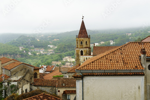 Maratea: Blick über die Dächer der oberen Altstadt und den Kirchturm der Kirche Santa Maria Maggiore