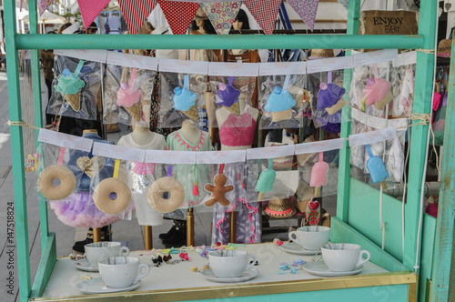 Fotografia Accessories are on the shelves in the street