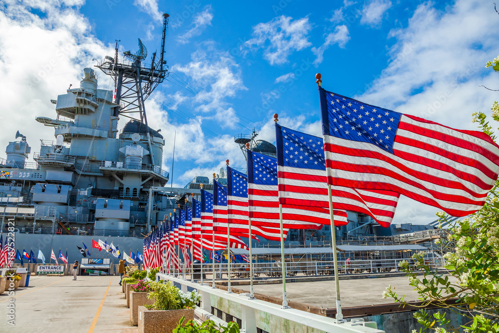 Naklejka premium Amerykańskie flagi w linii w Missouri Warship Memorial w Pearl Harbor Honolulu na Hawajach, wyspa Oahu w Stanach Zjednoczonych. Narodowy historyczny patriotyczny punkt orientacyjny.