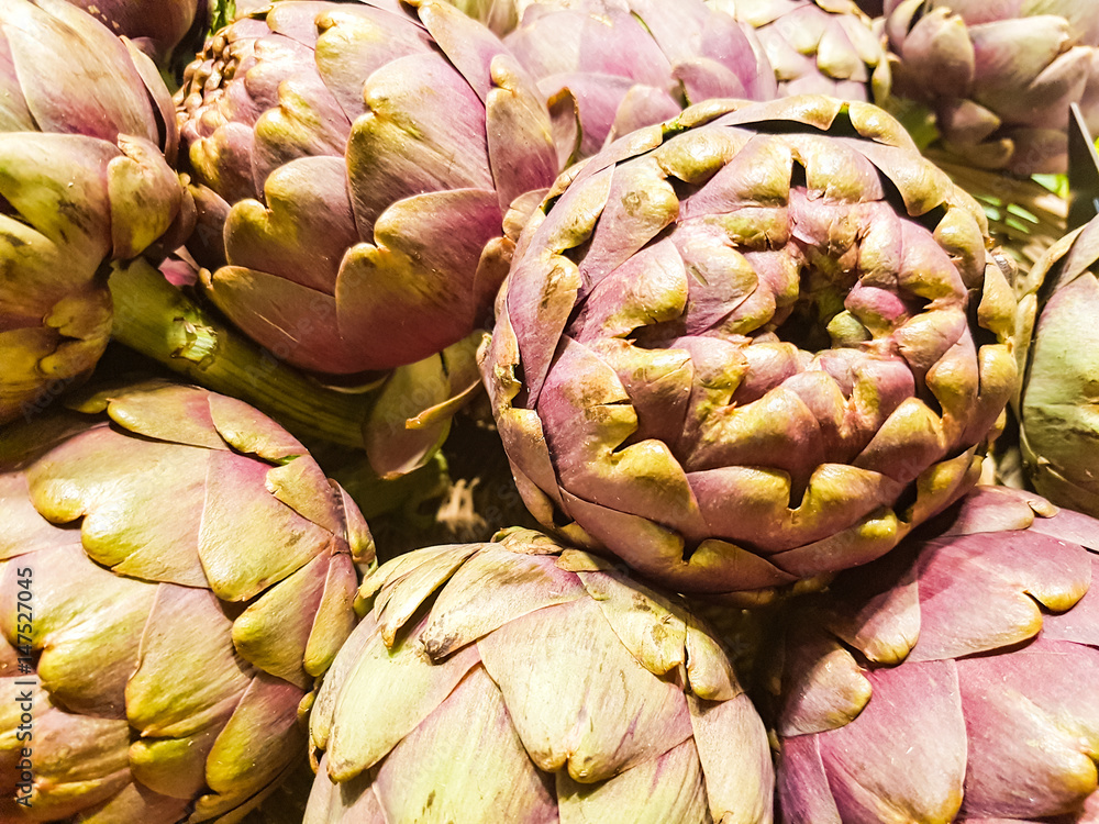 Obraz premium Artichokes on the market