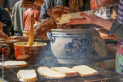 Kromki chleba pieczone na grillu na straganie photo