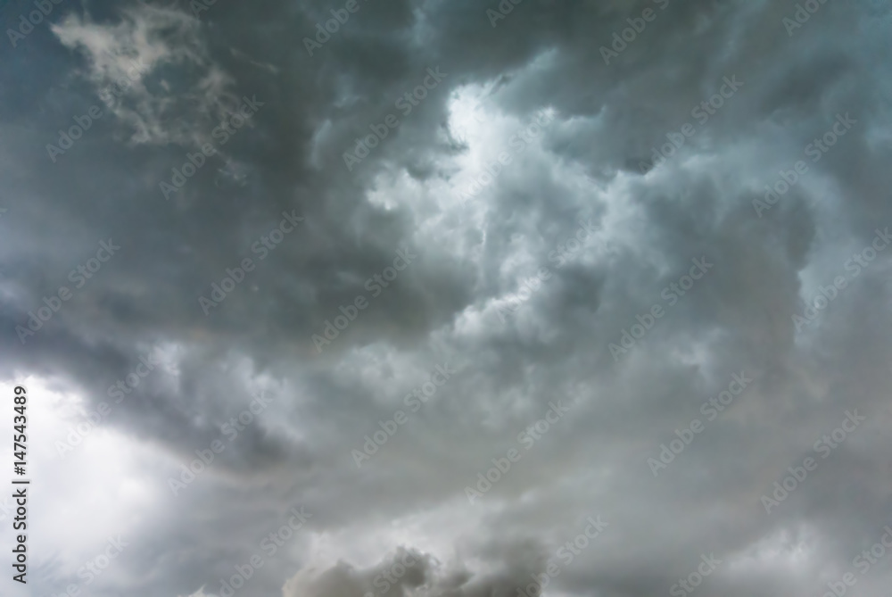 Obraz premium Overcast sky with dark clouds
