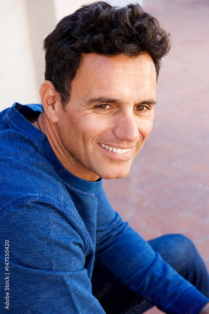 Obraz premium Close up attractive middle age man smiling
