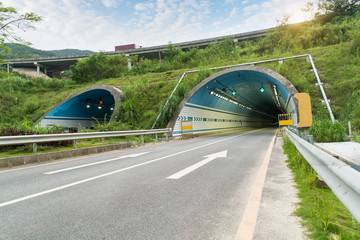 Fotobehang Tunnel Snelwegingang naar verlichte tunnel  © xiaoliangge