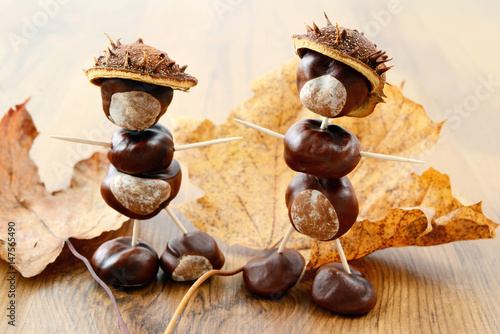 tinker little chestnut figures auf nuts and leaves