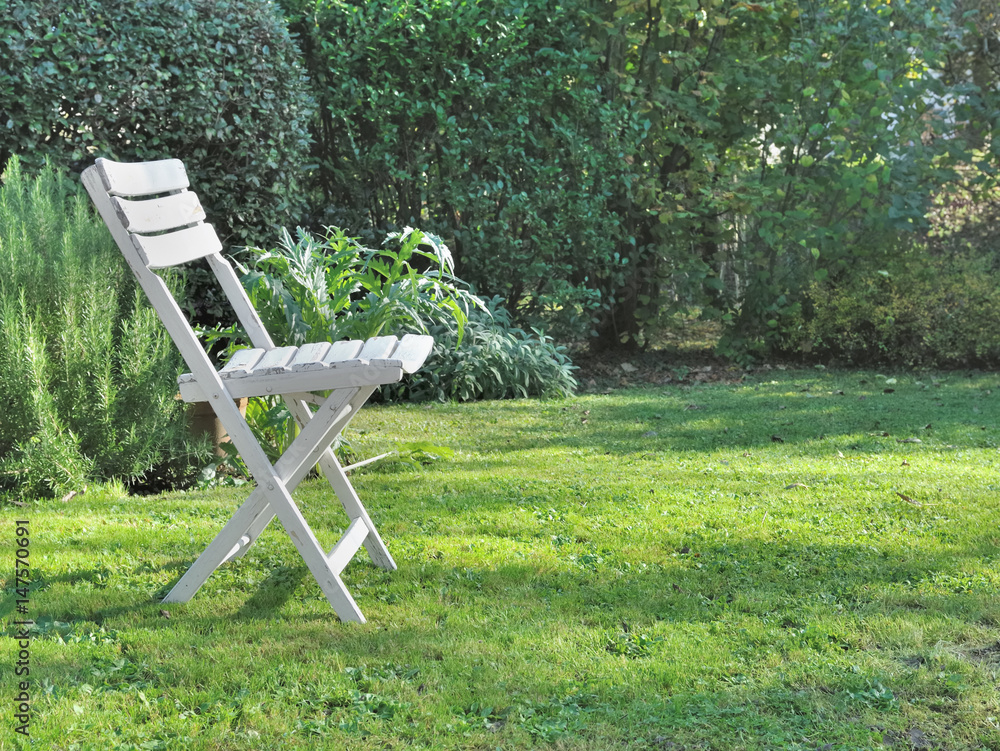 chaise blanche dans jardin vert chaise blanche dans jardin vert
