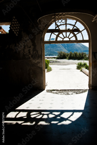 Obraz na płótnie Abandoned dirty demolished building, one of hotels in Kupari complex near Dubrovnik city w salonie