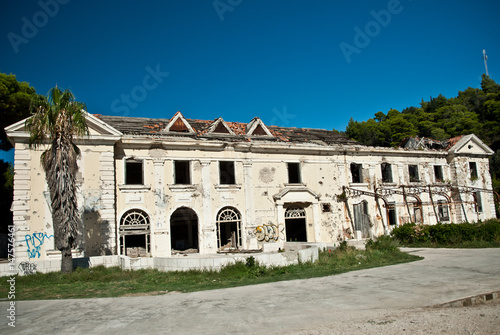 Obraz na płótnie Abandoned dirty demolished building, one of hotels in Kupari complex near Dubrovnik city w salonie