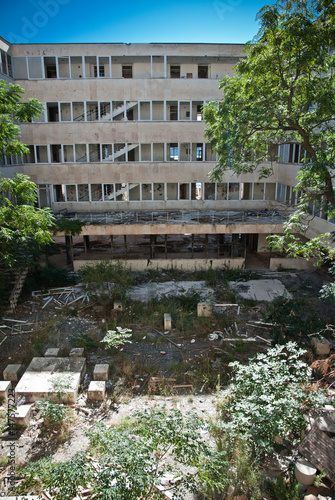Obraz na płótnie Abandoned dirty demolished building, one of hotels in Kupari complex near Dubrovnik city w salonie