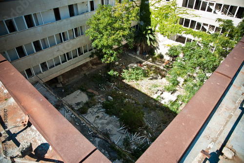 Obraz na płótnie Abandoned dirty demolished building, one of hotels in Kupari complex near Dubrovnik city w salonie