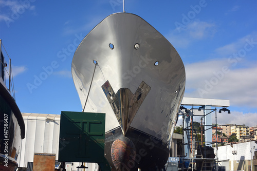 Yacht in riparazione