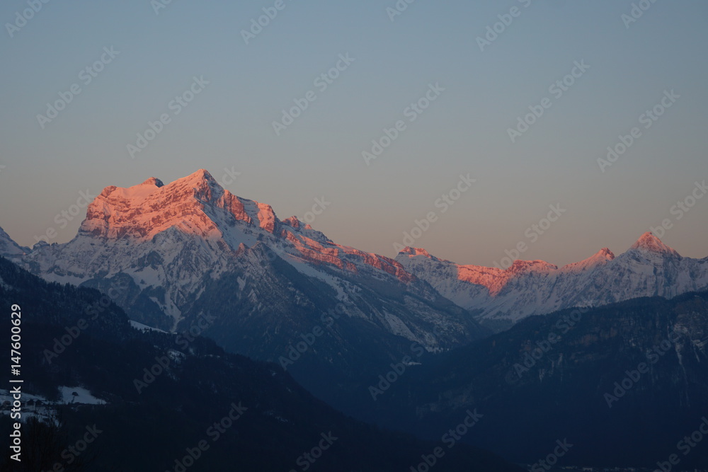 Alpenglühen - Morgensonne taucht Berggipfel in rosa Licht