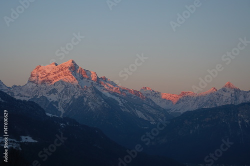 Alpenglühen - Morgensonne taucht Berggipfel in rosa Licht