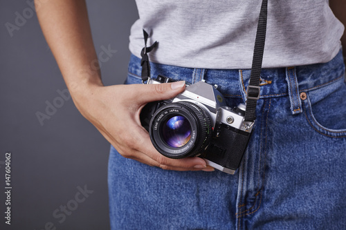 Frau mit Analog-Kamera