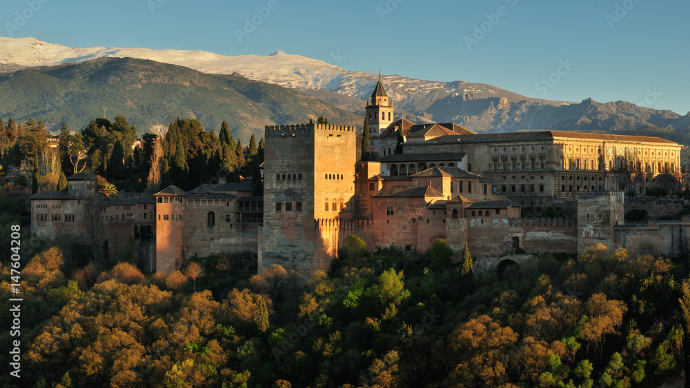 Panorámica de la Alhambra de Granada, atardecer en primavera