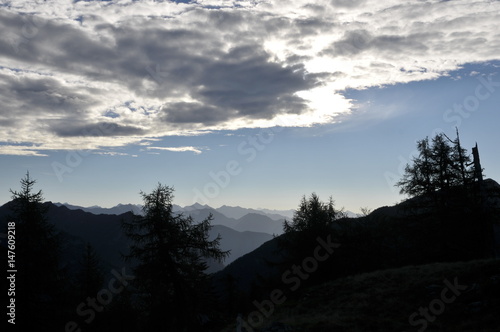 Bergpanorama am Morgen in den Tessiner Bergen