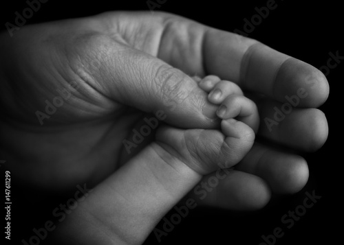 Vater hält Babys Hand