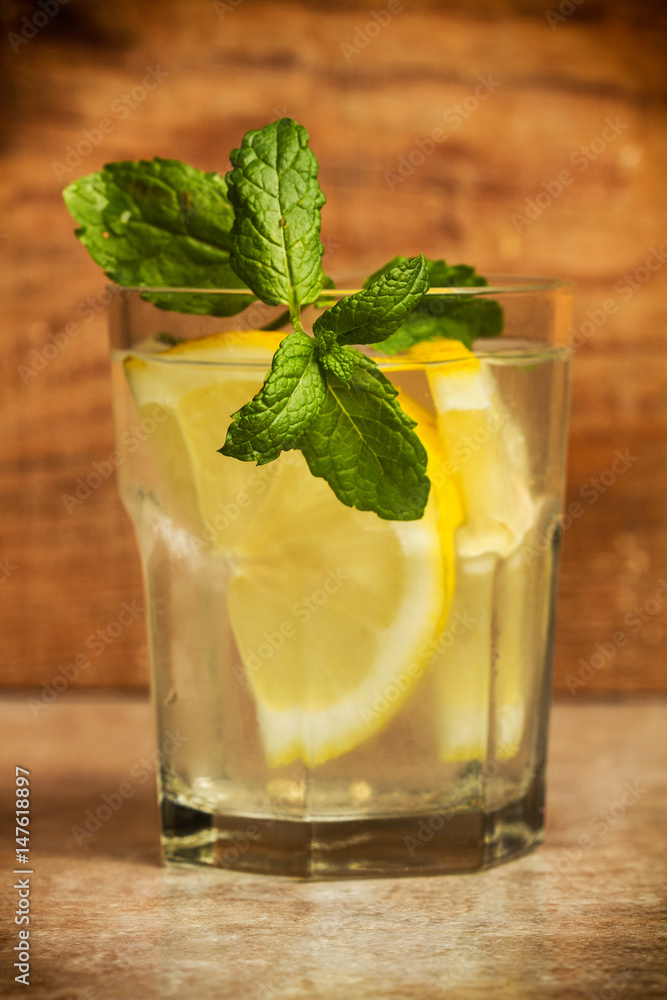 Limonada en vaso con hierbabuena sobre mesa rústica. Vista de frente. Primer plano Limonada en vaso con hierbabuena sobre mesa rústica. Vista de frente. Primer plano