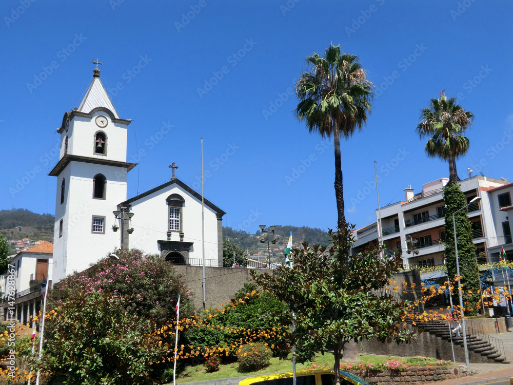 Kirche in Camara do Lobos auf Madeira in Portugal im Sommer.