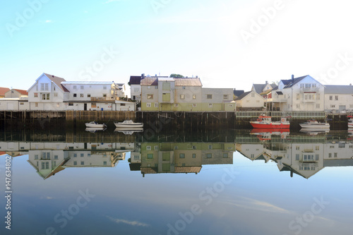 Häuser am Hafen in Henningsvaer, Lofoten, Norwegen photo