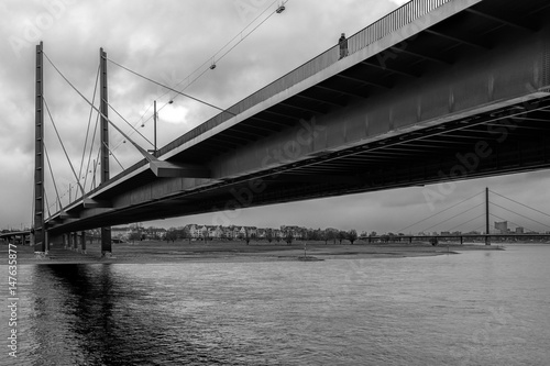 Rheinkniebrücke Düsseldorf © thomas