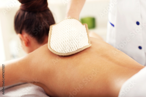 Foto Beautiful woman having exfoliation treatment in spa