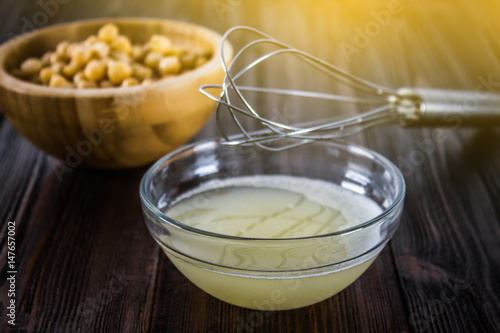 Fotografie Chickpea liquid water brine draining. Vegan Aquafaba.