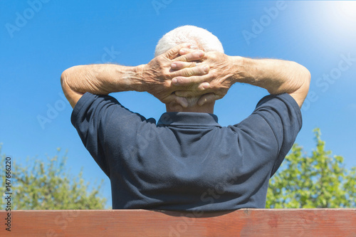 Rentner bei der Entspannung im Garten - Ansicht von hinten