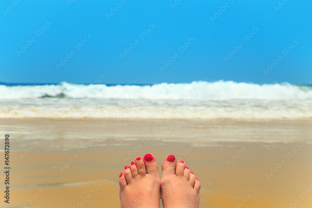 Fototapeta premium Woman legs on the beach.
