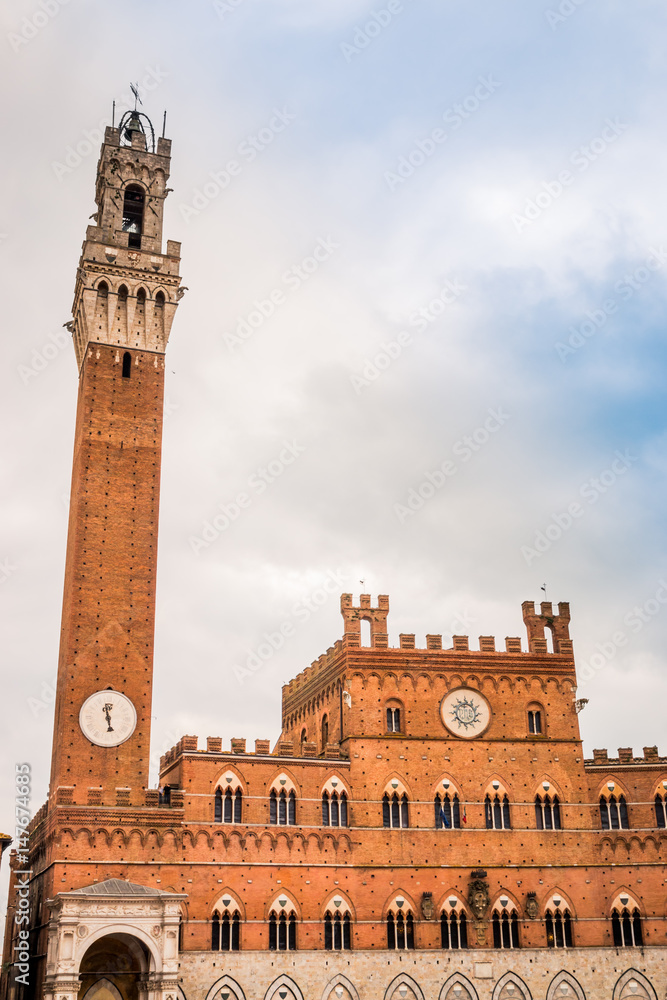 La Torre del Mangia sur la Piazza del Campo à Sienne en Toscane