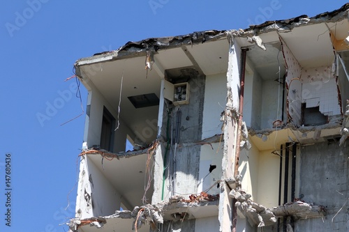 démolition d'un immeuble d'habitation vétuste © papinou